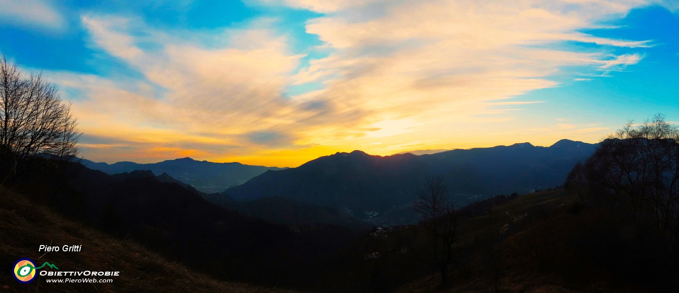 49 Il sole tramonta verso il Monte Zucco.jpg